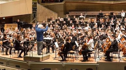 Photograph of the Berliner Philharmoniker, Simon Rattle conducting